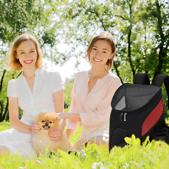 2 dame assis herbe poméranien sac à dos pour chien noir avec rouge
