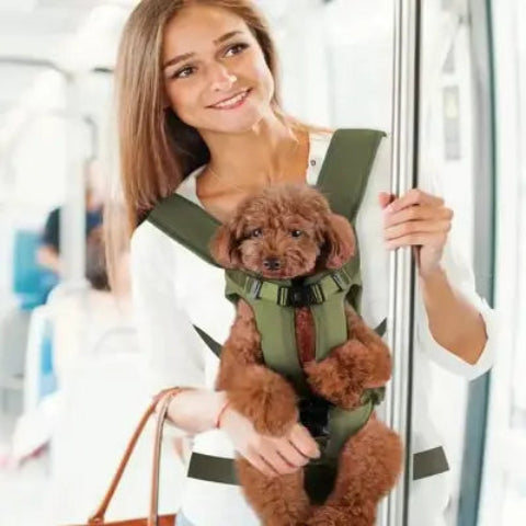 femme-porte-devant-caniche-sac-a dos-pour-chien-vert